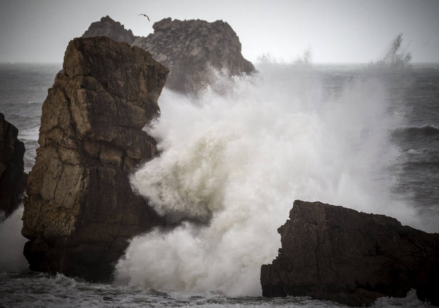 En el norte, la llegada de una masa de aire frío dejará durante el fin de semana nevadas en torno a los 400/600 metros en el norte y a los 600/900 metros en el centro peninsular, rachas de viento de intensidad muy fuerte en el Cantábrico y olas que subirán hasta los 6 metros. 