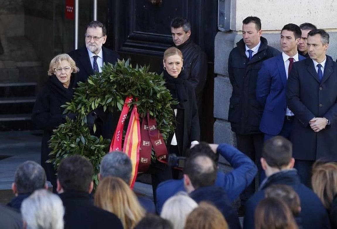 11.. El presidente del Gobierno en funciones, Mariano Rajoy; la presidenta de la Comunidad de Madrid, Cristina Cifuentes; y la alcaldesa de Madrid, Manuela Carmena, depositan la corona de flores en la Puerta del Sol