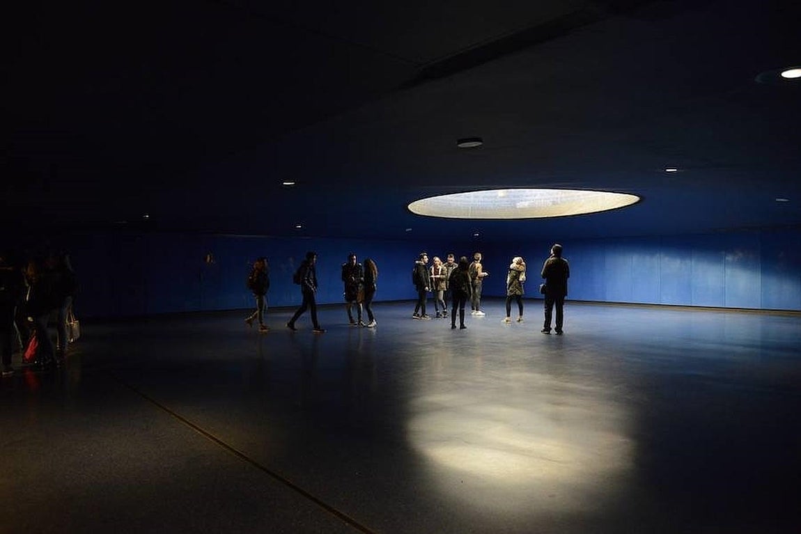 5.. Unas mil personas visitan cada día el monumento en homenaje a las víctimas de los atentados terroristas del 11-M situado frente a la estación de Atocha, en Madrid, cuando se cumplen nueve años desde su inauguración y 12 desde la masacre