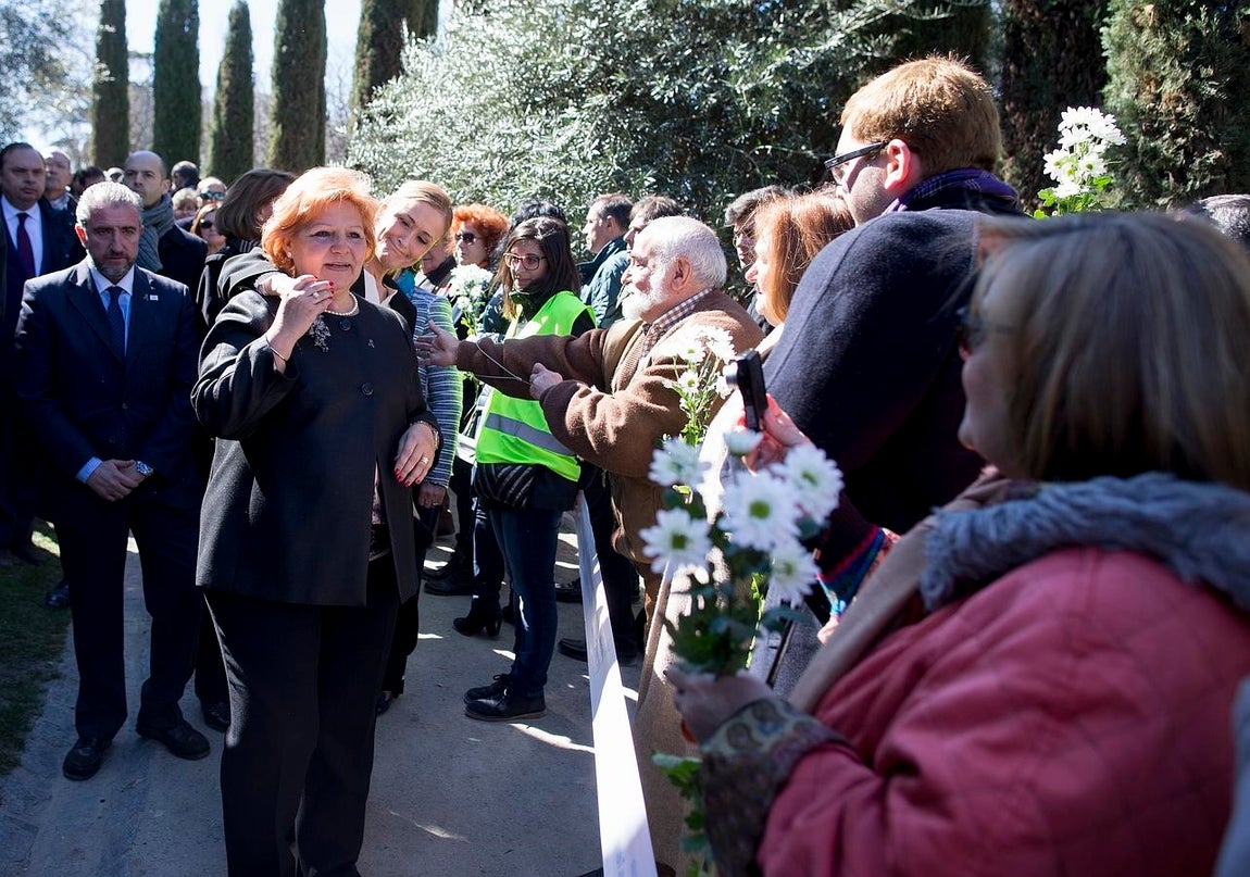 19. Ángeles Pedraza y Cristina Cifuentes durante un momento del homenaje