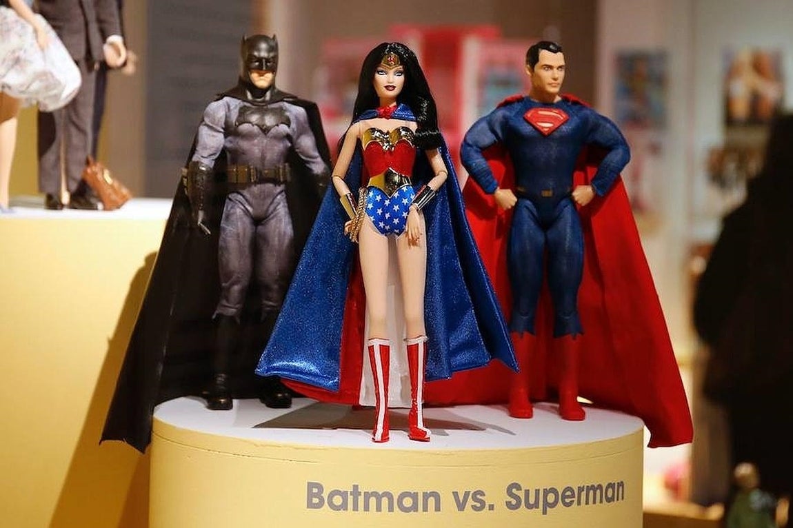 Barbie como la superheroína Wonder Woman, junto a Batman y Superman