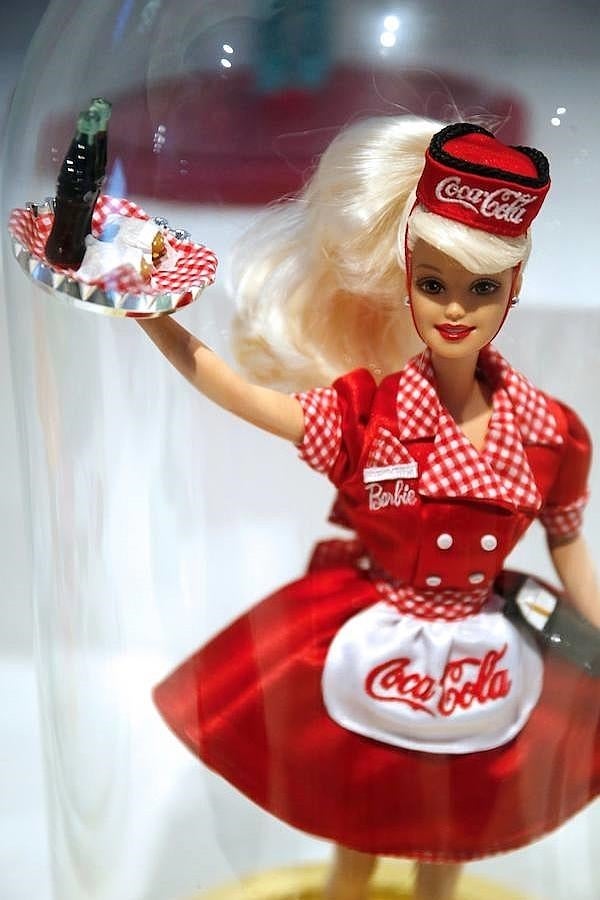 La muñeca más famosa de Mattel con el uniforme de Coca-Cola