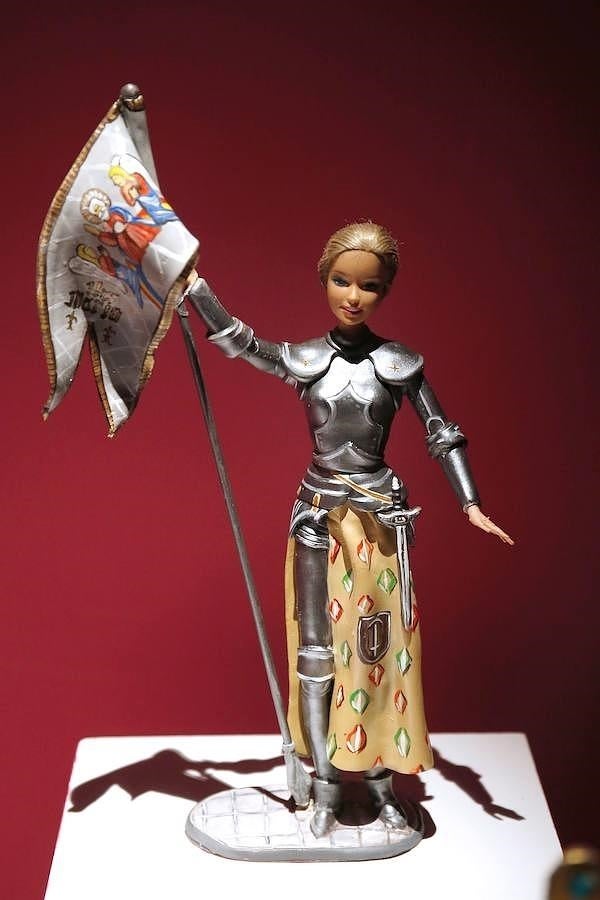 Barbie caracterizada como Juana de Arco en la exposición del Museo de las Artes Decorativas de París