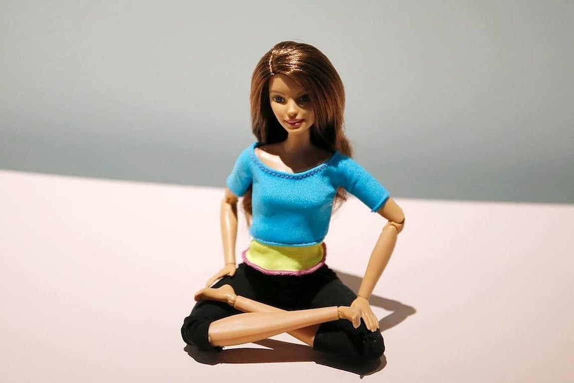 Muñeca de Barbie practicando Yoga