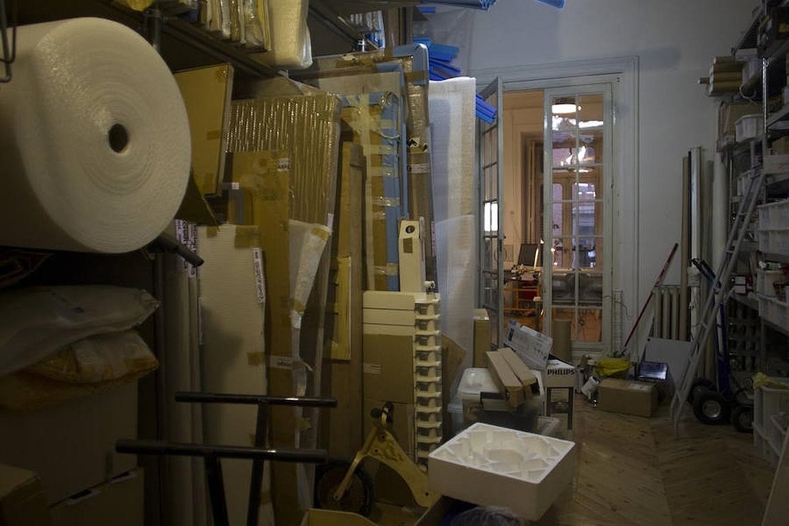 Detalle del espacio del estudio de Mateo Maté dedicado a almacén. 