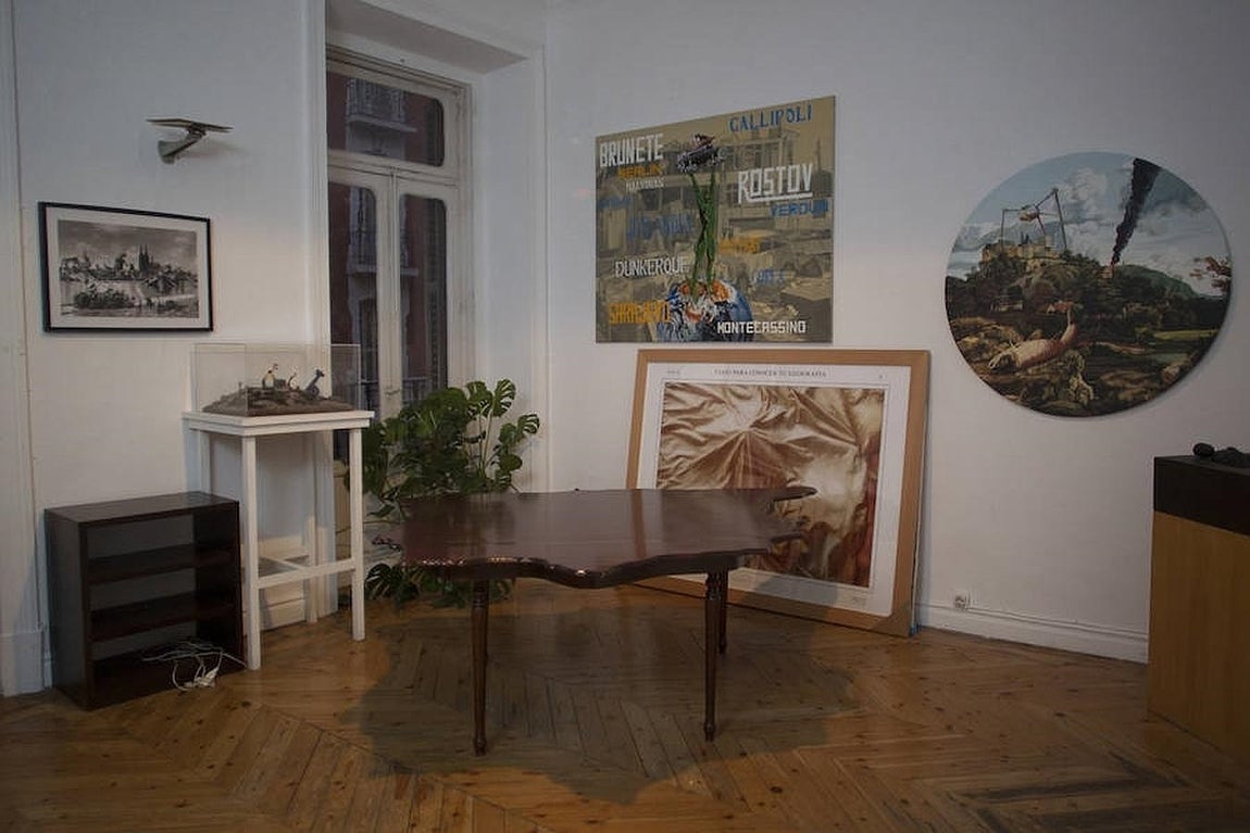 Una zona de paso, también de reunión, separa el estudio de la vivienda. 