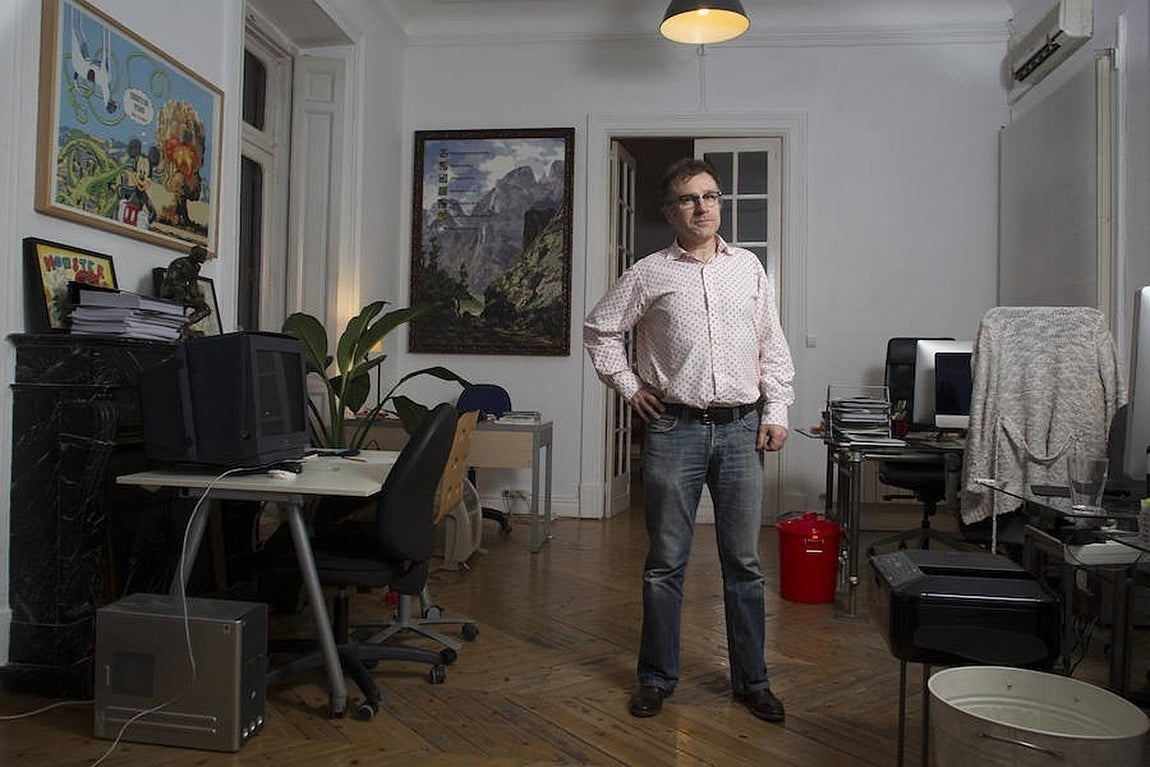 Obras de Maté y de Seco, así como de otros artistas, pueblan las paredes del estudio-vivenda. 