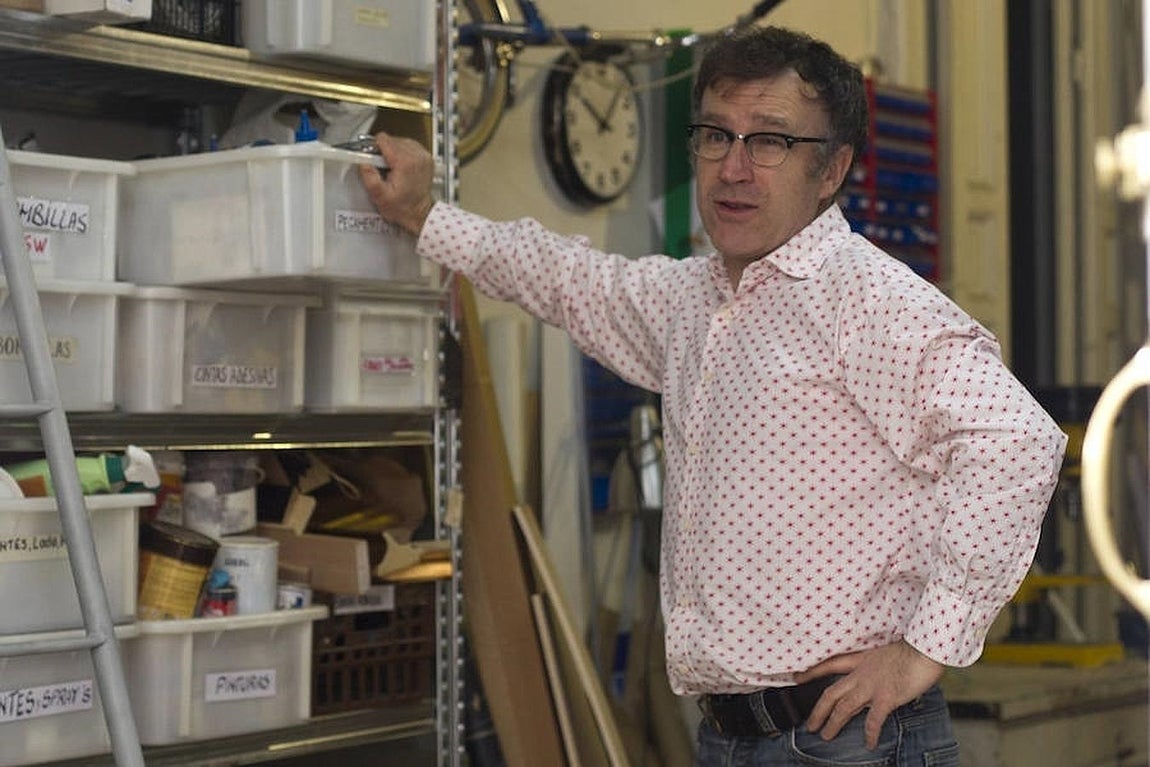 Maté nos muestra cómo tiene almacenadas las cosas en su taller. 