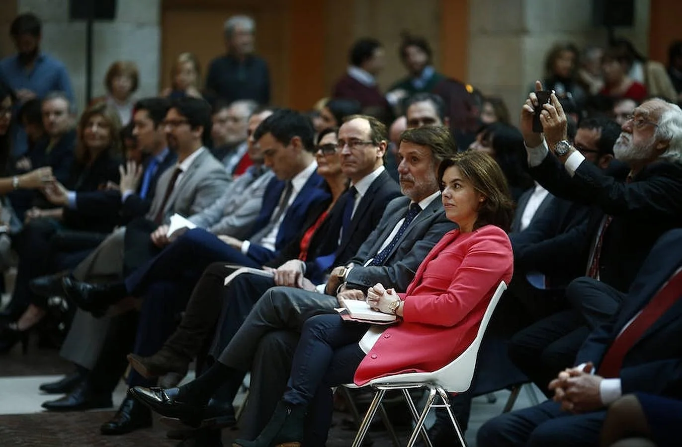 La vicepresidenta en funciones, Soraya Sáenz de Santamaría, en la misma fila que el ministro de Sanidad en funciones, Alfonso Alonso, y del líder socialista Pedro Sánchez 
