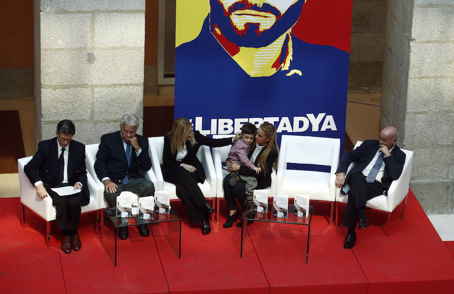 Lilian Tintori, con su hijo, Leopoldo Santiago. 