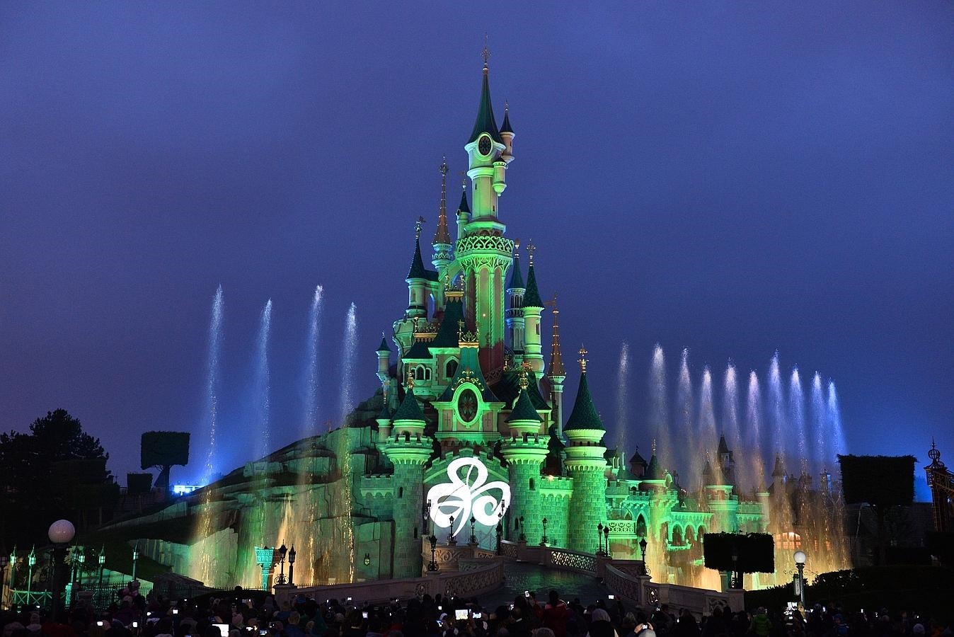 Castillo de Disneyland París. Decenas de iconos mundialmente conocidos, entre los que destacan el Coliseo de Roma, la Basílica del Sagrado Corazón de París, la Torre de Pisa, el London Eye en Londres o la estatua de Cristo Rendedor de Río de Janeiro se iluminan cada año la noche del miércoles 16 de marzo para celebrar San Patricio (17 de marzo).