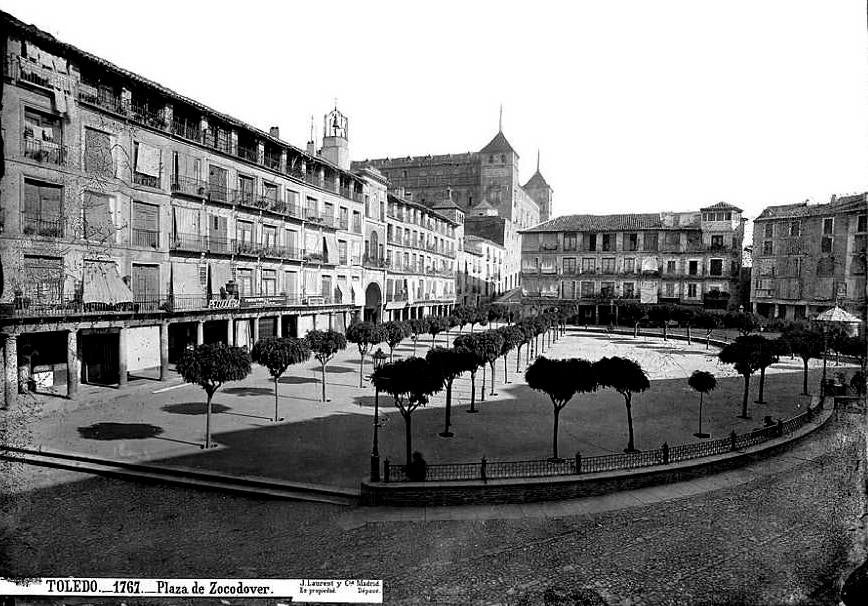 Imagen de la Plaza del Zocodover en el último tercio del siglo XIX (Foto Laurent, Archivo Municipal de Toledo). 