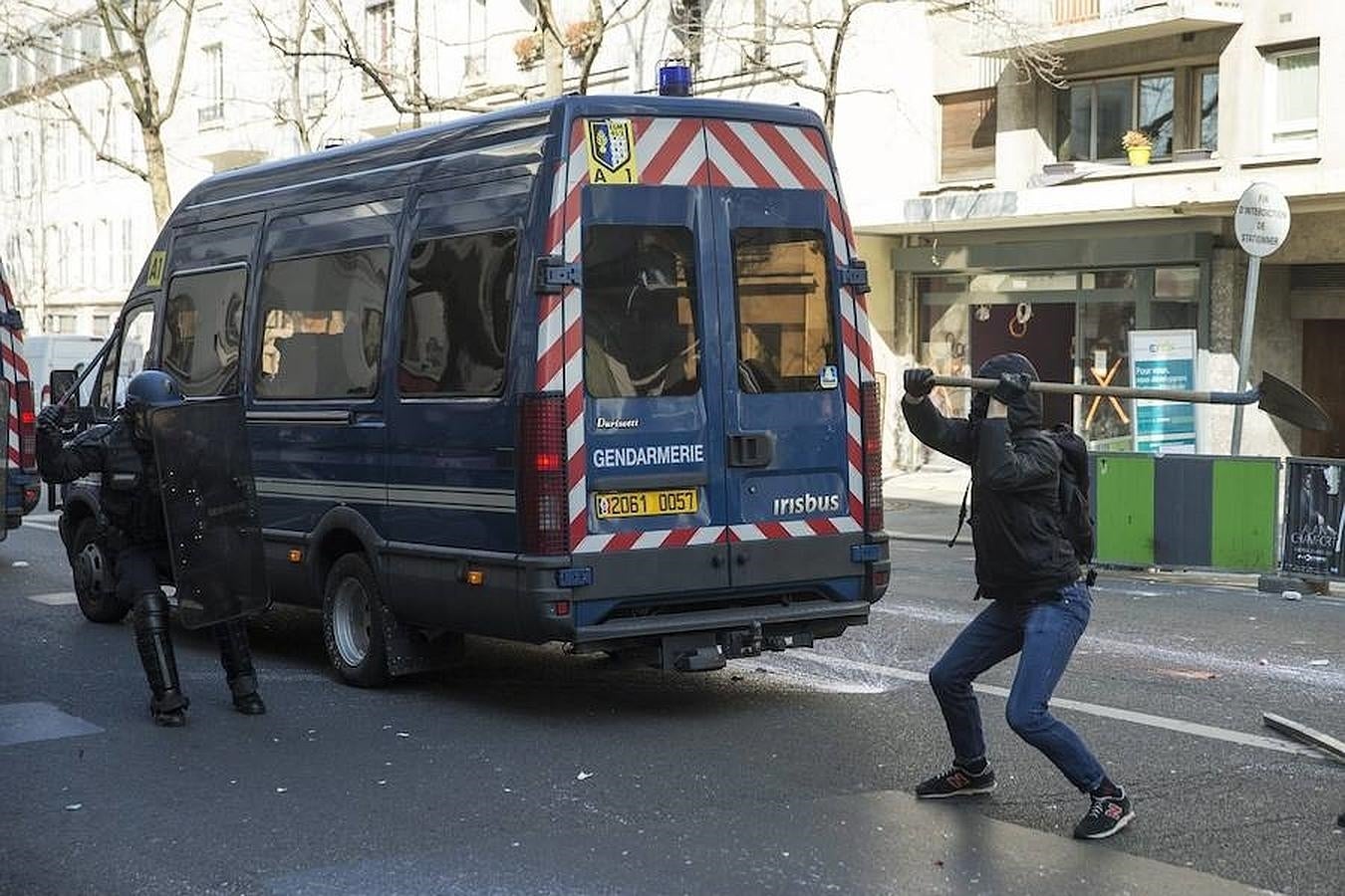 Un joven golpea un furgón policial durante una manifestación estudiantil contra la reforma laboral, este jueves en París. 