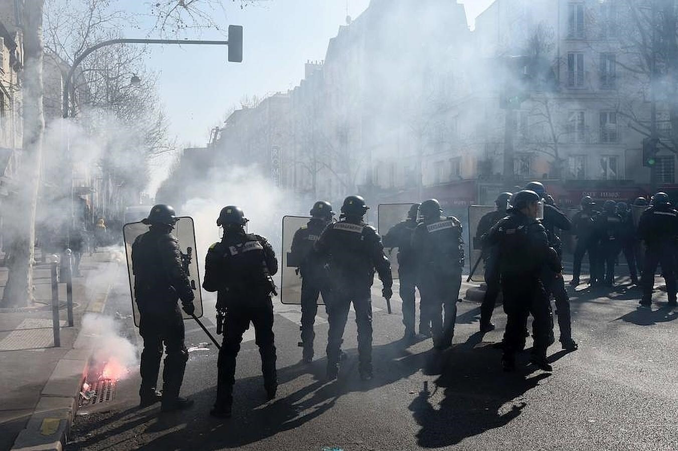 Policías se enfrentan a estudiantes movilizados contra la reforma laboral este jueves en París