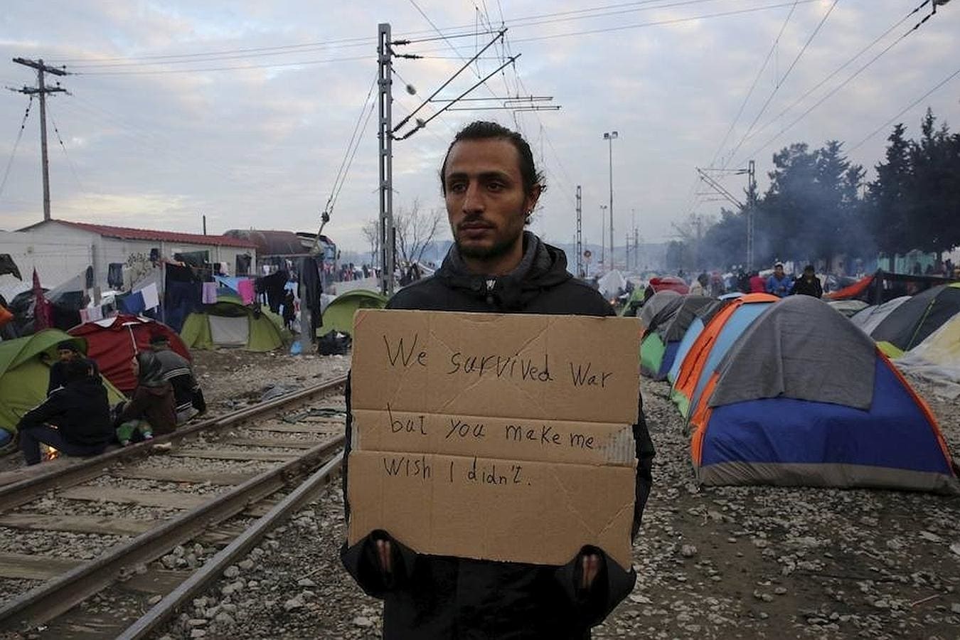 Un refugiado, en el improvisado campamento de Idomeni (Grecia, cerca de la frontera con Madedonia), llama la atención de Occidente con la siguiente pancarta: "Hemos sobrevivido a la guerra, pero me hacéis desear que no lo hubiéramos logrado"