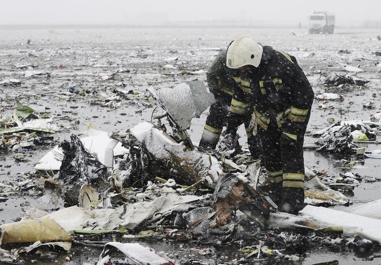 La nieve y la ventisca cubrieron rápidamente los restos del avión. 