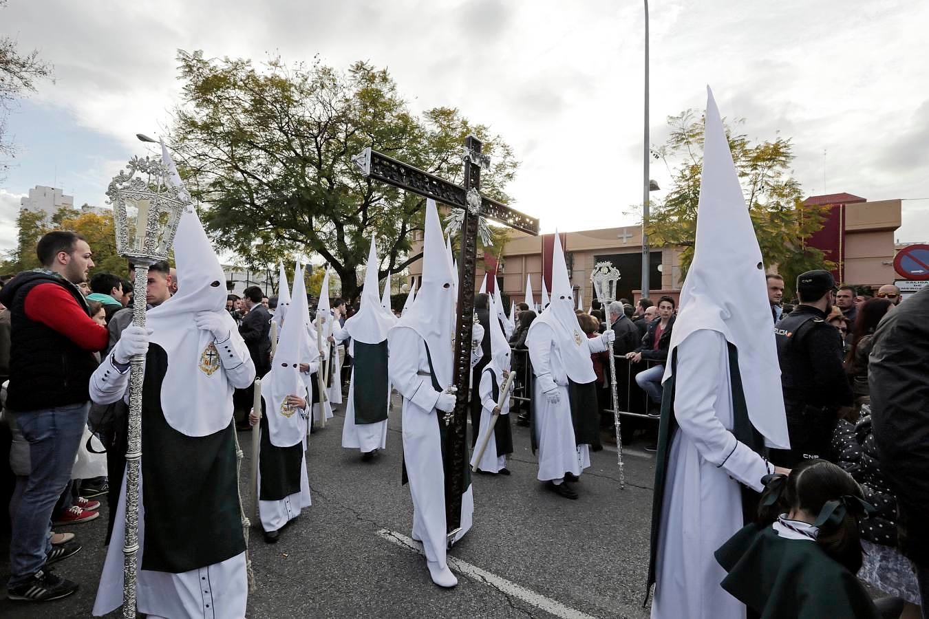 Los nazarenos de la Hermandad de La Milagrosa salen por primera vez y estrenan su cruz de guía