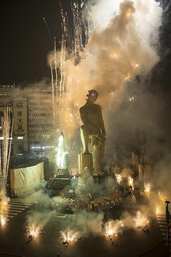 Cremà de la falla municipal. 