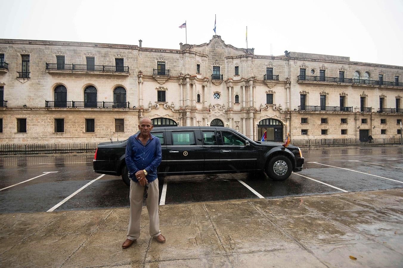 Un agente de seguridad cubano vigila la limusine de Obama durante el paseo de este por la capital cubana. 