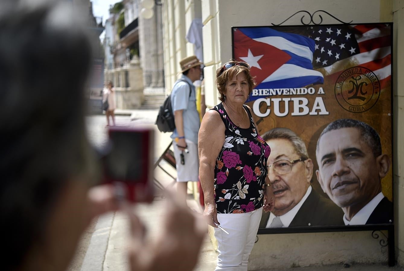 Un cartel de bienvenida a Obama, junto a una imagen de Raúl Castro, en una calle de La Habana. 