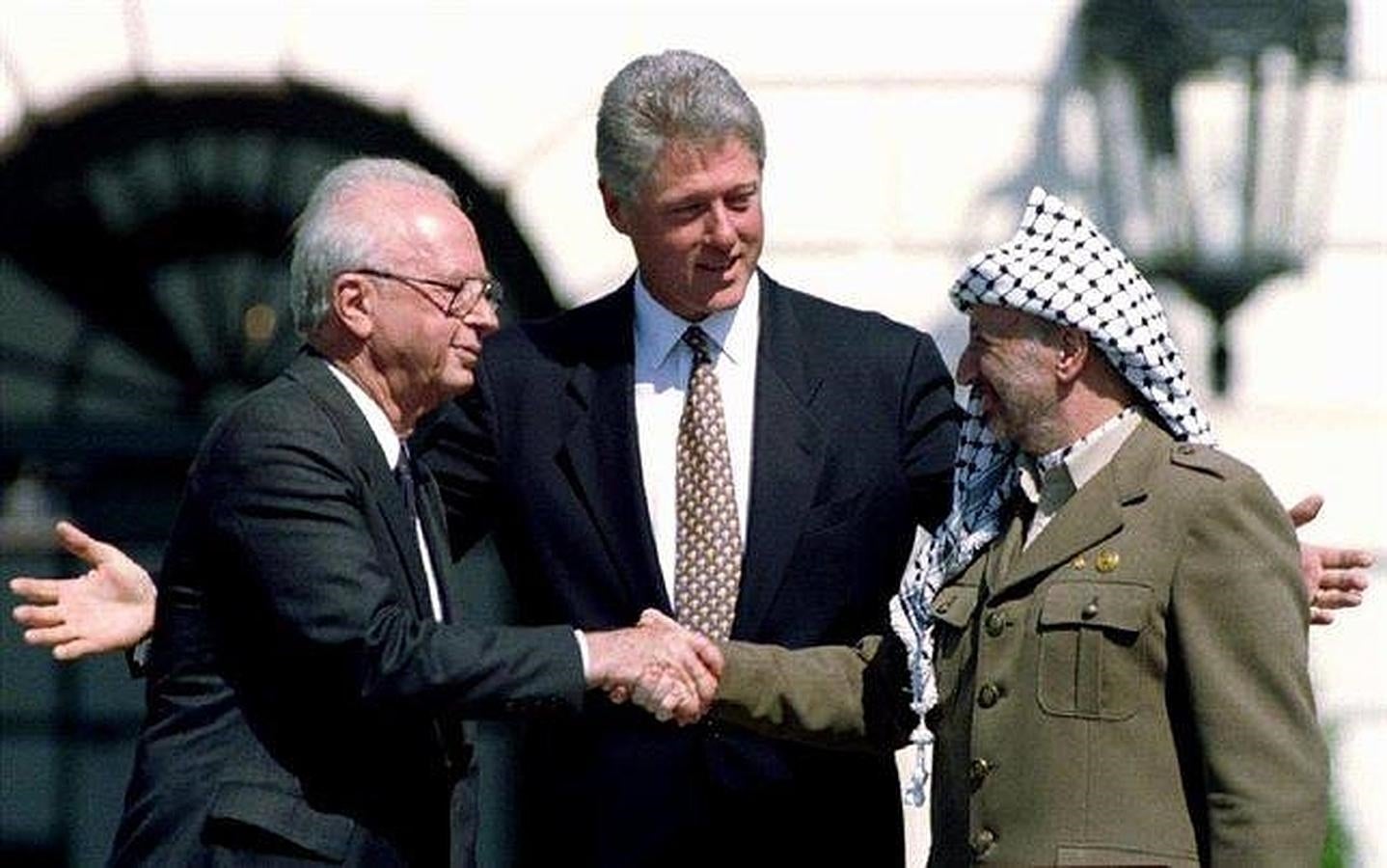 Simbólico apretón entre el histórico líder palestino Yasir Arafat y el primer ministro israelí, Isaac Rabin, tras la firma de un acuerdo de paz auspiciado por Clinton, el 13 de septiembre de 1993. 