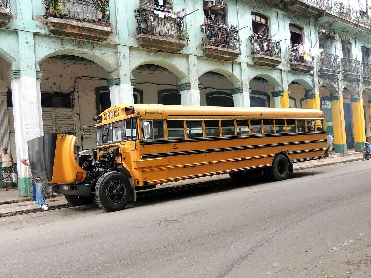 Un autobús canadiense se reutiliza para el transporte de escolares en La Habana