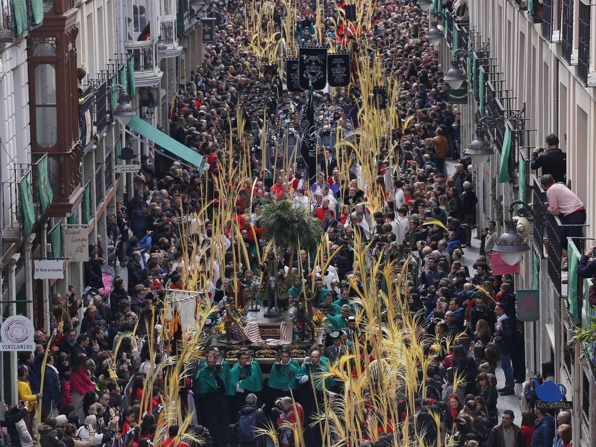 Las secciones infantiles de las 20 cofradías de la ciudad fueron las protagonistas de esta procesión de la Pasión vallisoletana. 