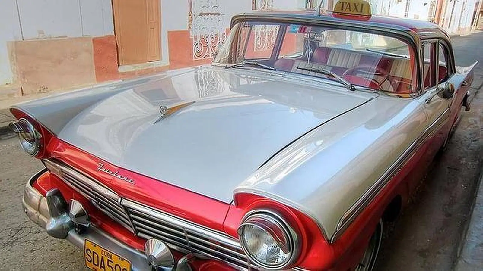 Los poseedores de vehículos como este normalmente los utilizan como taxi y ofrecen visitas turísticas por La Habana