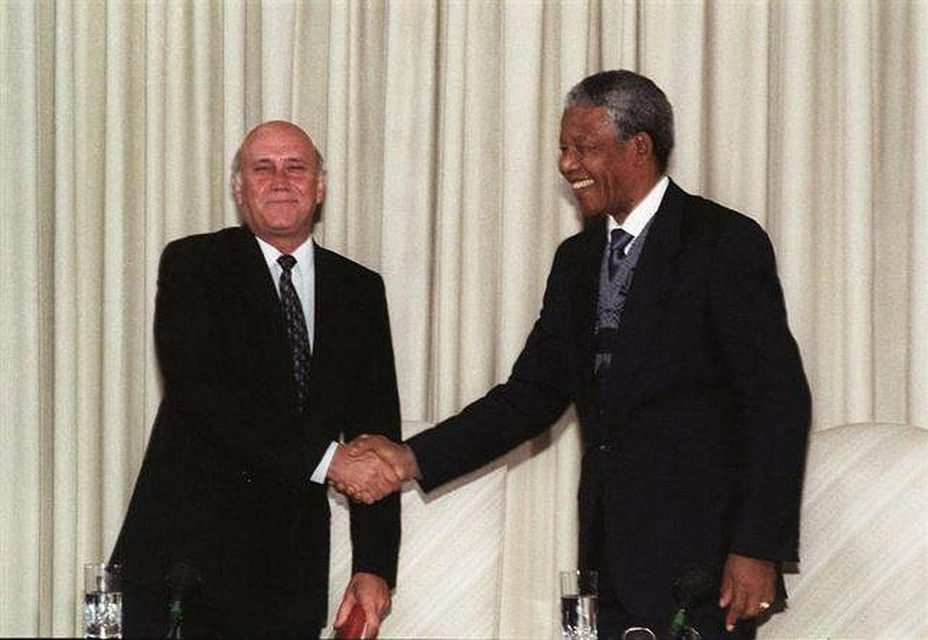 El Apartheid permitió esta imagen del presidente F.W. de Klerk y de Nelson Mandela, líder de la lucha por los derechos de la mayoría negra y quien lo sucedería en el cargo