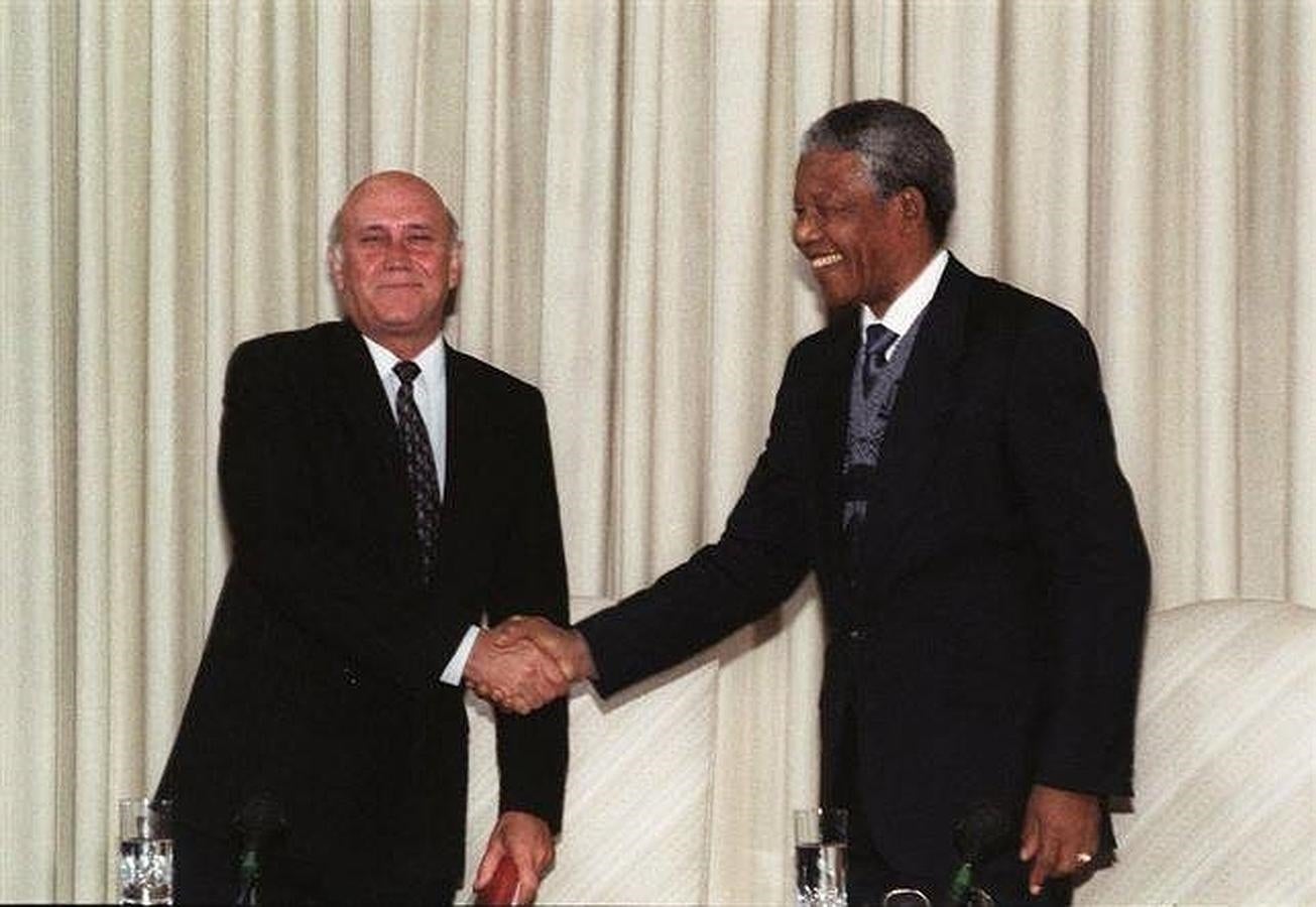 El Apartheid permitió esta imagen del presidente F.W. de Klerk y de Nelson Mandela, líder de la lucha por los derechos de la mayoría negra y quien lo sucedería en el cargo. 