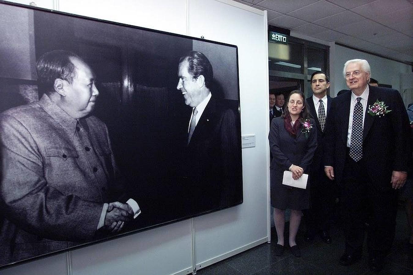La otra gran potencia comunista del siglo XX, China, también ha escenificado un progresivo acercamiento a Estados Unidos con gestos como el del presidente estadounidense Richard Nixon, quien en 1972 visitó China y se fotografió con el líder histórico chino Mao Zedong