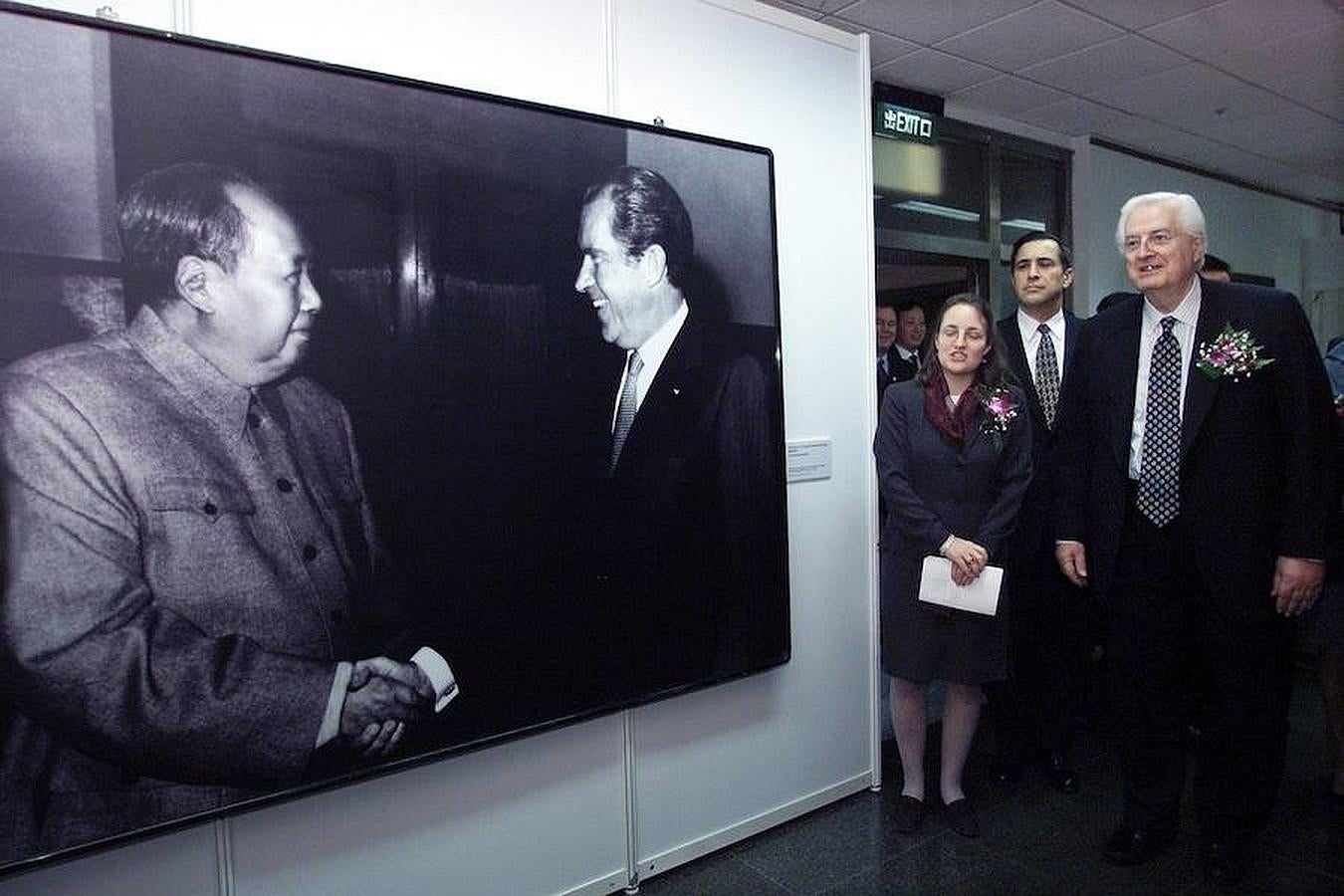 La otra gran potencia comunista del siglo XX, China, también ha escenificado un progresivo acercamiento a Estados Unidos con gestos como el del presidente estadounidense Richard Nixon, quien en 1972 visitó China y se fotografió con el líder histórico chino Mao Zedong. 