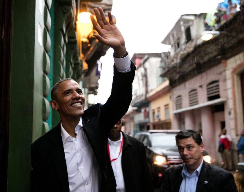 Barack Obama saluda a la gente a la entrada a un restaurante en La Habana. 