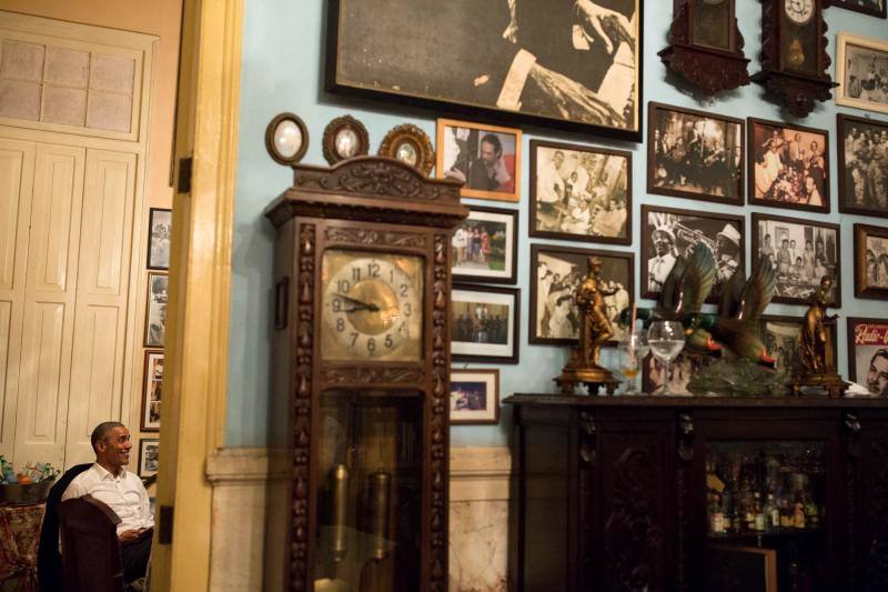 Barack Obama se ríe mientras cena con la primera dama, Michelle Obama, y sus hijas Malia y Sasha en La Habana,. 