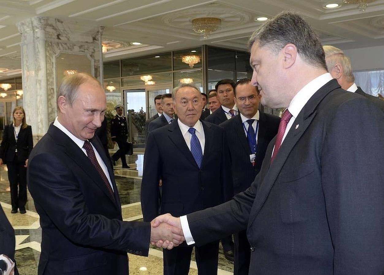 El 26 de agosto de 2014, el presidente ruso Vladimir Putin se reunió con el presidente ucraniano Petro Poroshenko, enfrentados por la sublevación de las milicias separatistas de las regiones ucranianas de Donetsk y Lugansk. 