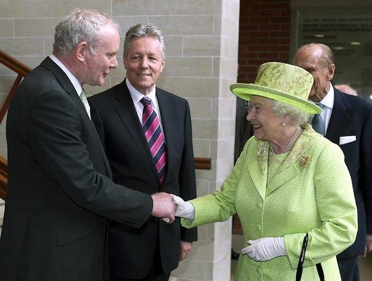 La Reina de Inglaterra, Isabel II, estrechó la mano del viceministro principal de Irlanda del Norte, el republicano Martin McGuinness en Belfast el 27 de junio de 2012. McGuinness fue uno de los comandantes del grupo armado Ejército Republicano Irlandés (IRA). 