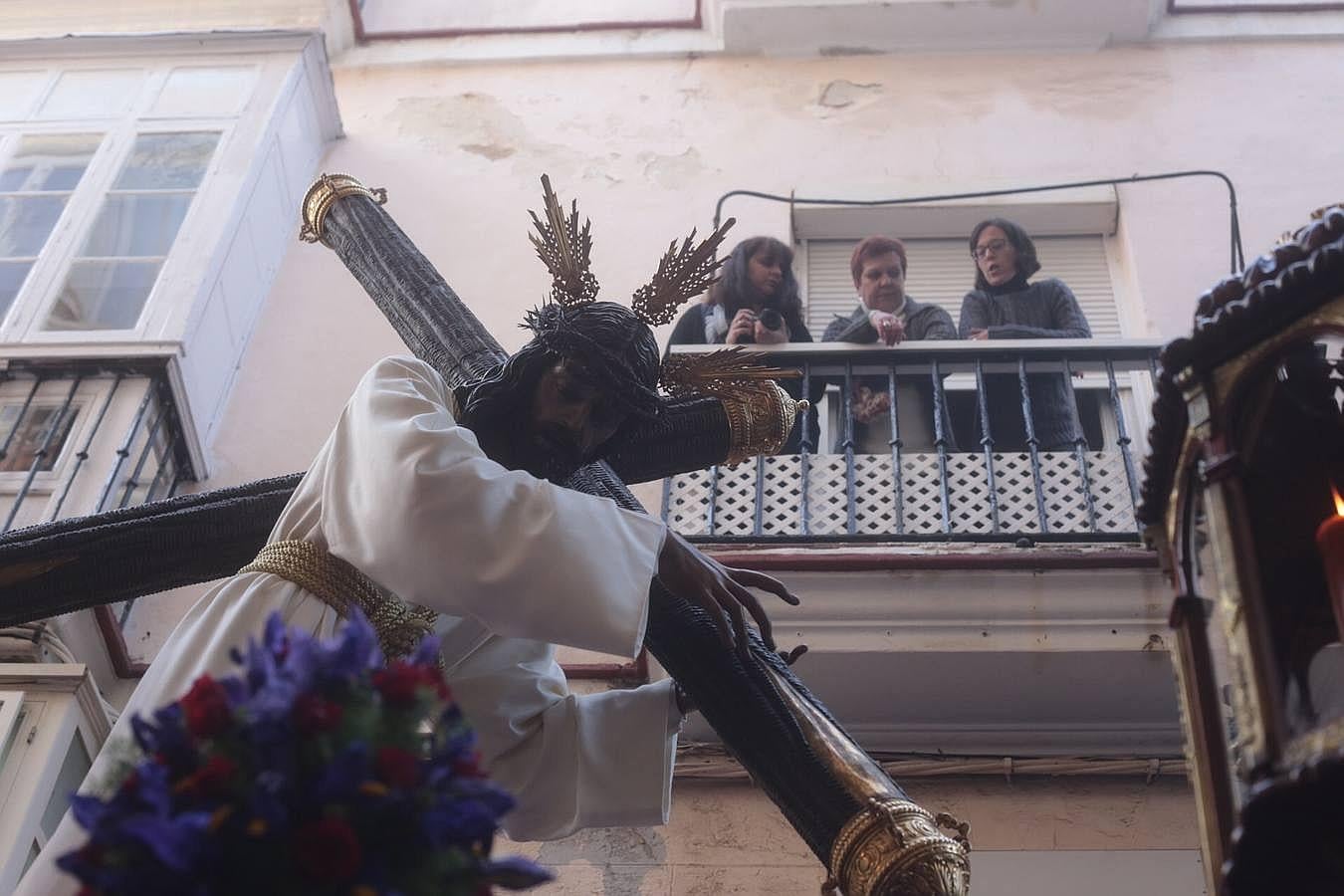 Fotos: El Nazareno del Amor en el Lunes Santo. Semana Santa en Cádiz 2016