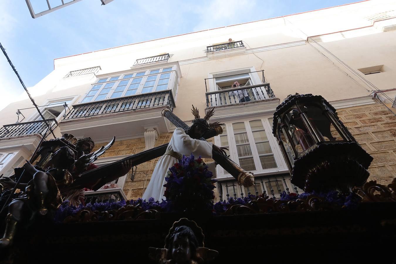 Fotos: El Nazareno del Amor en el Lunes Santo. Semana Santa en Cádiz 2016