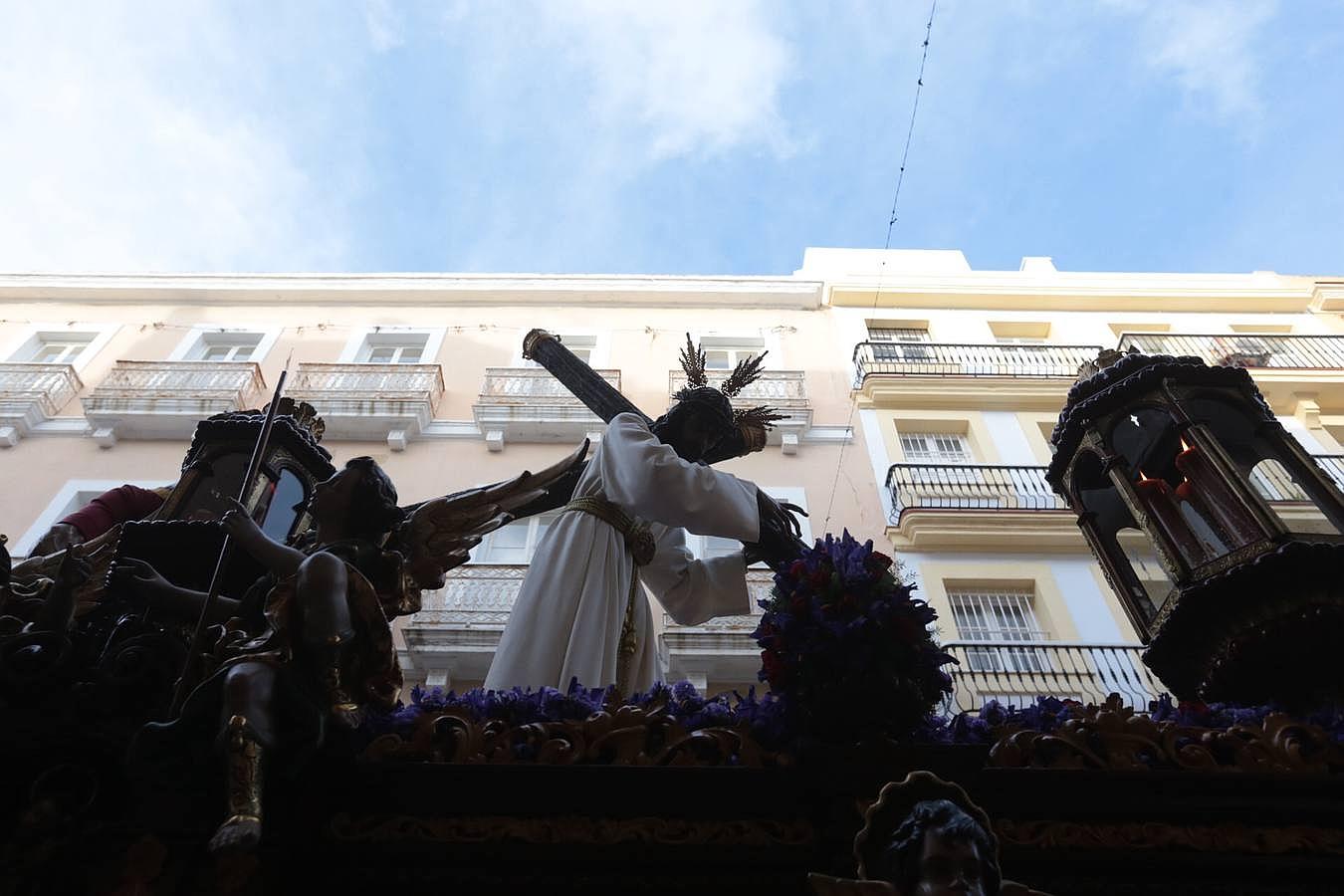 Fotos: El Nazareno del Amor en el Lunes Santo. Semana Santa en Cádiz 2016