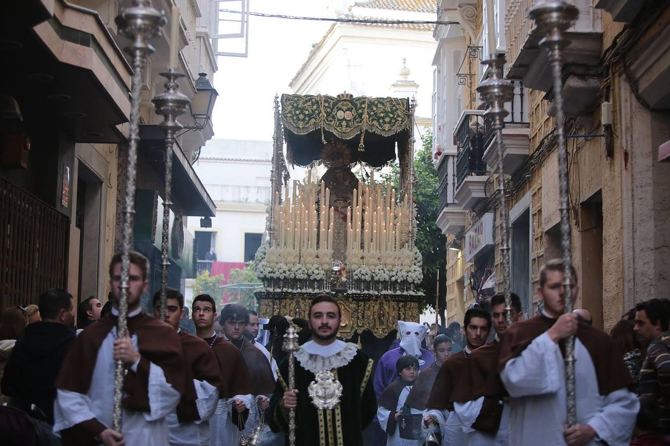 Fotos: El Nazareno del Amor en el Lunes Santo. Semana Santa en Cádiz 2016