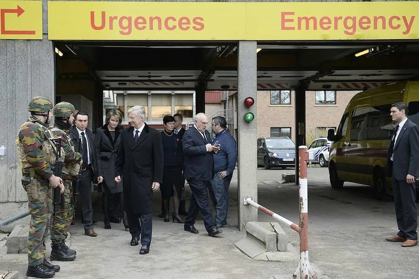 Filip de Bélgica y la reina Mathilde visitan a una parte de las víctimas en el hospital