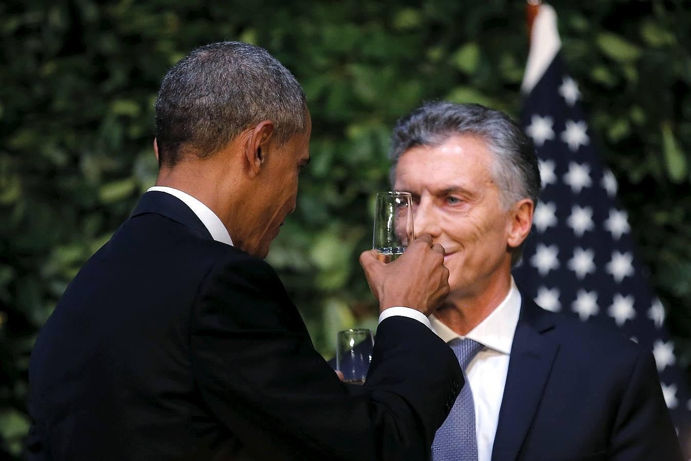 Obama y Macri brindan durante la cena. 