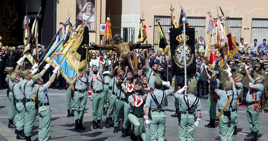 El desembarco de la Legión y el traslado del Cristo de la Buena Muerte llenan las calles de Málaga. 