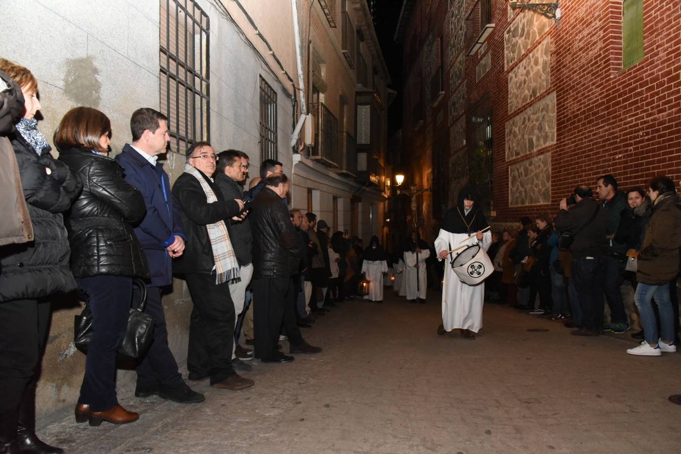 El presidente de Castilla-La Mancha, Emiliano García-Page, en la calle, viendo la procesión. 