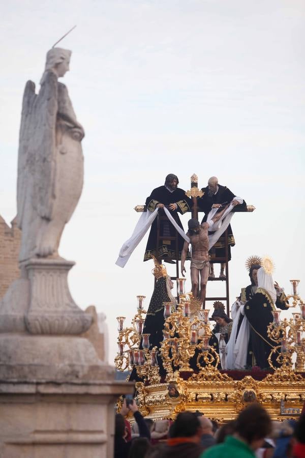 El Señor baja de la cruz en el Puente Romano