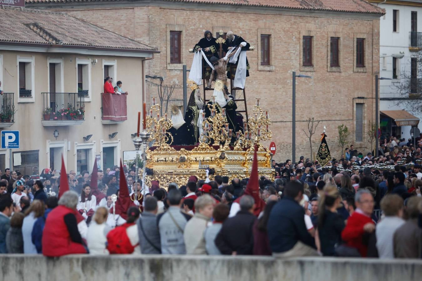 El Señor baja de la cruz en el Puente Romano