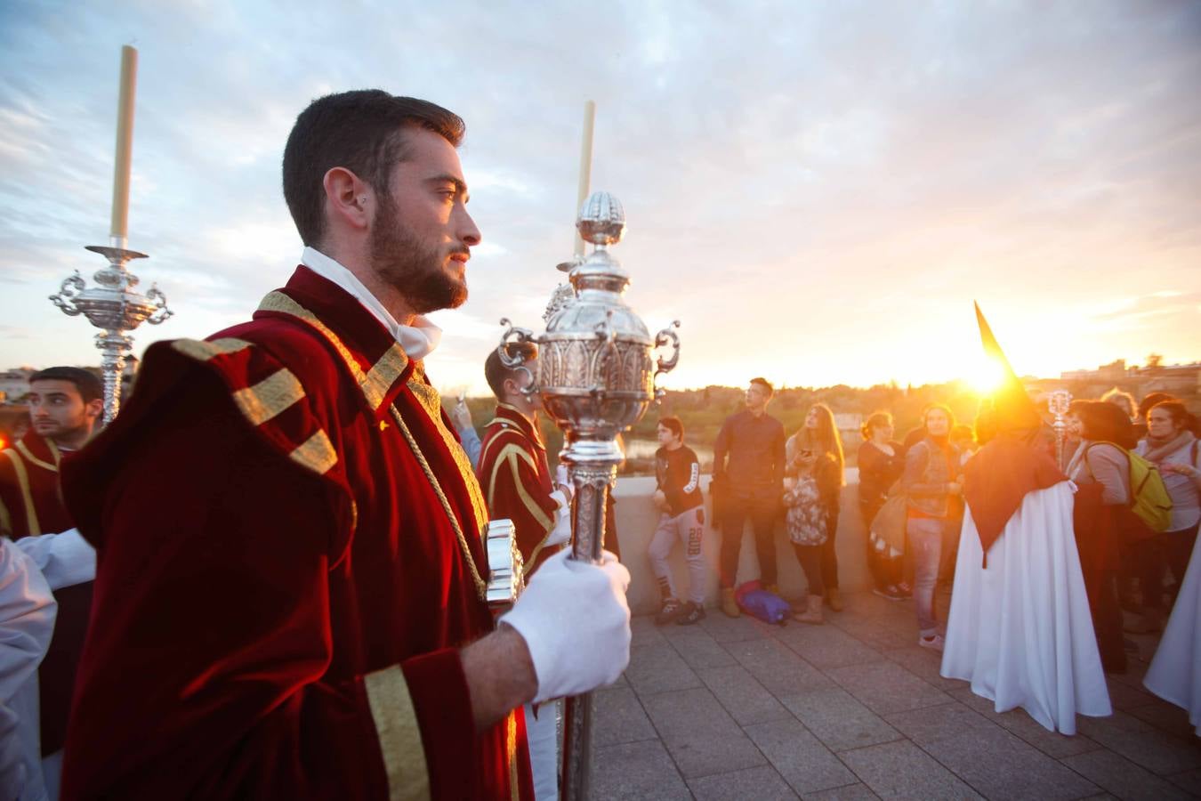 El Señor baja de la cruz en el Puente Romano