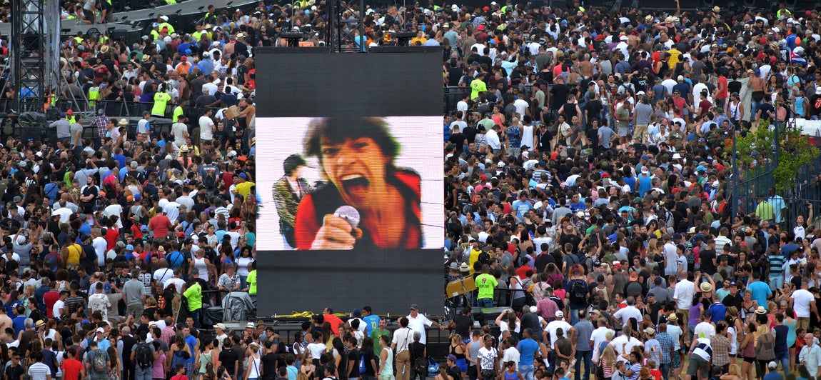 14. Falsa alarma: los viejos rockeros regresaron con el coro cubano Entrevoces para interpretar «You Can't Always Get What You Want», y entonces muchos en la audiencia, conscientes de que el show estaba a punto de acabar, empezaron a despedirse de la banda antes de la traca final.