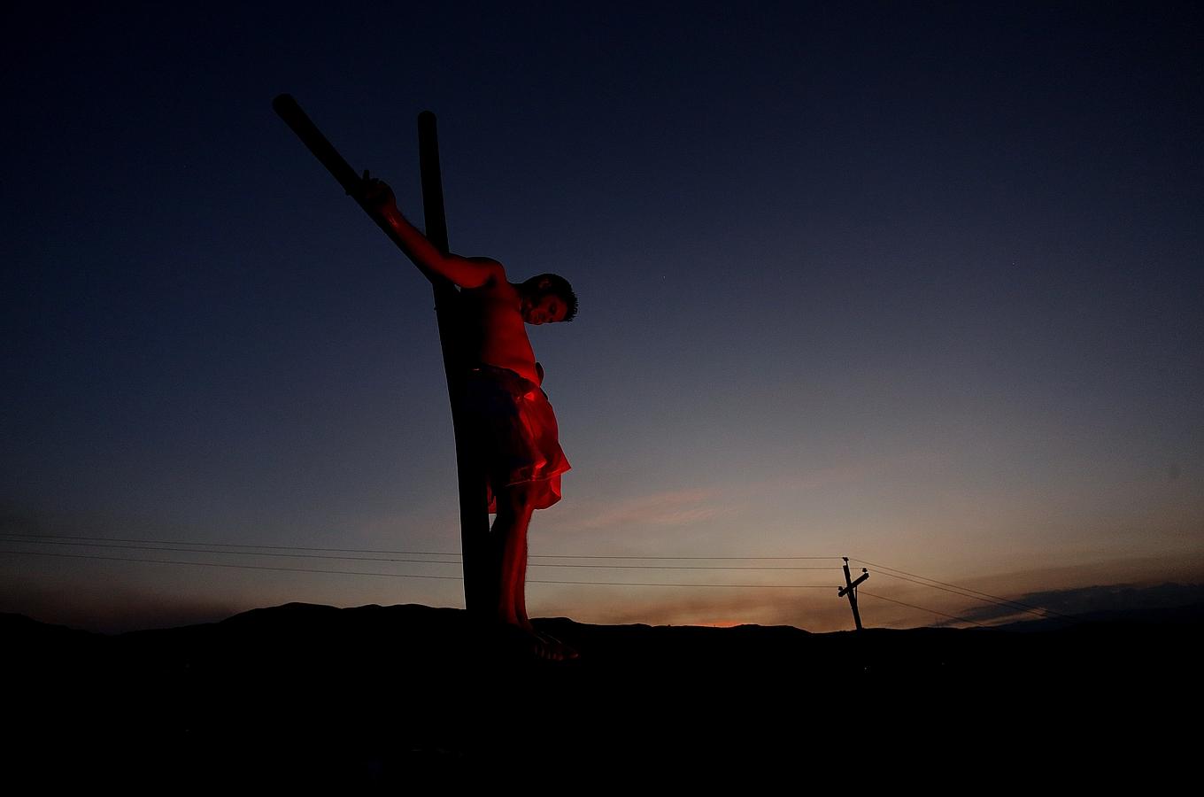 Un hombre participa en la representación del Vía Crucis en la localidad colombiana de Sáchica
