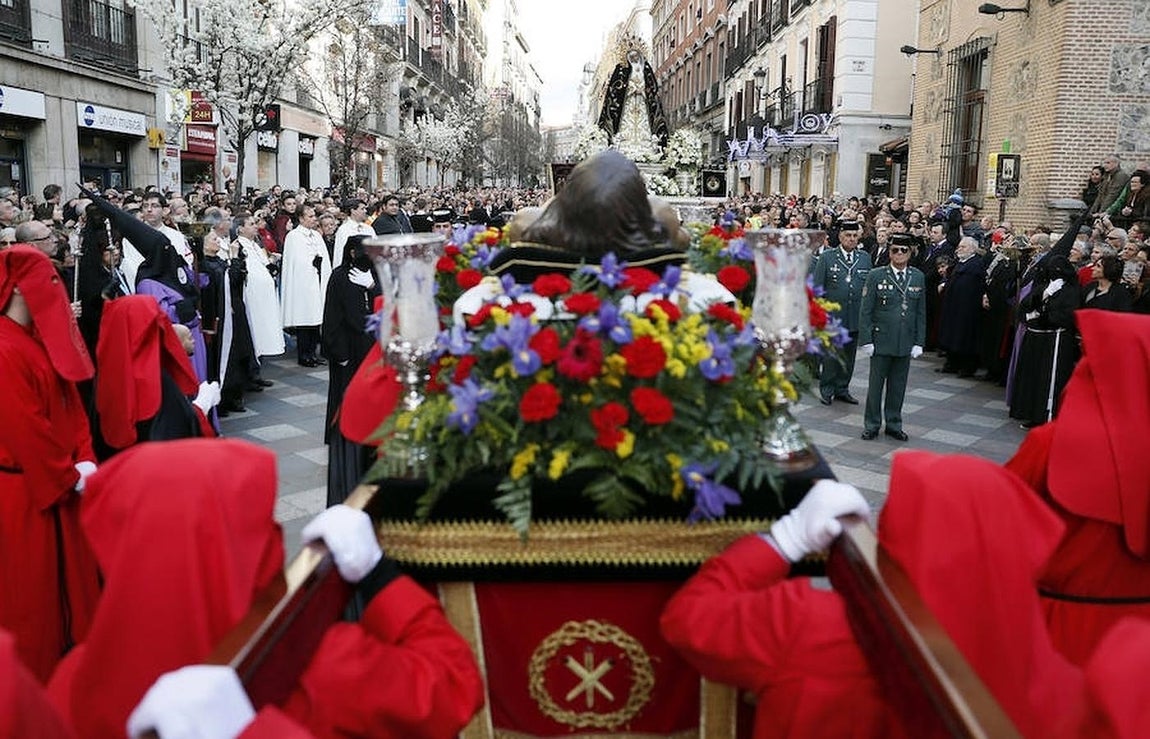La imagen de Nuestra Señora de la Soledad y Desamparo se acerca a la de Cristo Yacente durante la procesión de la Soledad, esta Sábado Santo en Madrid. 